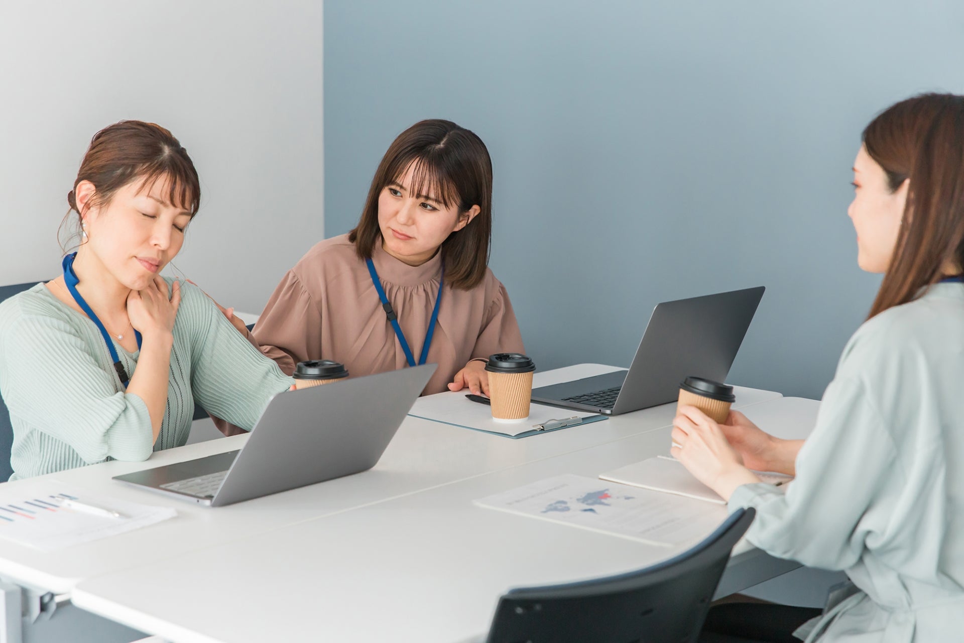 デスクワークで首・肩コリが悩みの種。 マッサージ機を探していて偶然出会った「首と肩がホッとする枕PLUS」