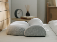 首と肩のことだけを案が得たダブル枕PLUSベッド配置シーン