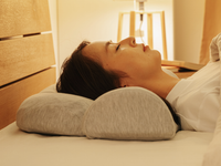 首と肩がホッとする枕PLUSの睡眠中のシーン