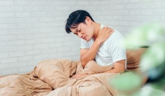 枕を使ってこなかった45年間。 交通事故の後遺症をきっかけに枕探しを始めたKさんが語る「最高の枕との出会い」